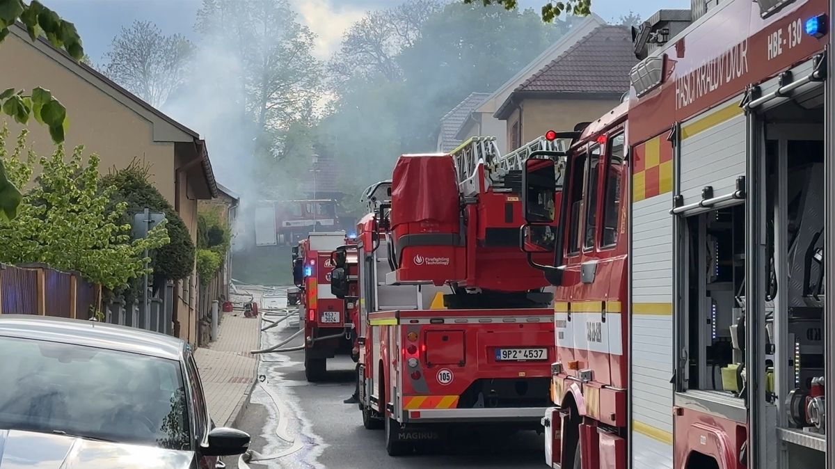 Čtyři zranění při požáru domu na Berounsku. Pomoc záchranářů potřeboval i jeden ze zasahujících hasičů